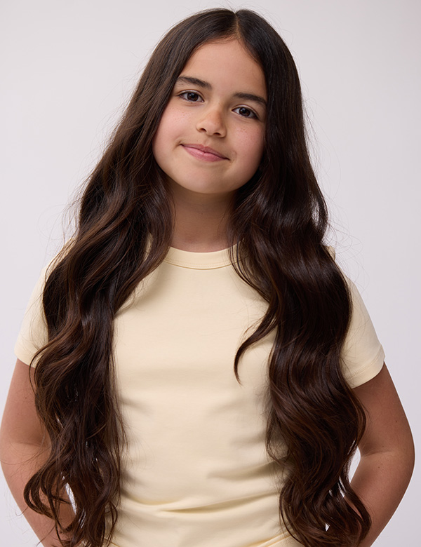 meisjes kindermodel met lang, donker haar Aylin.