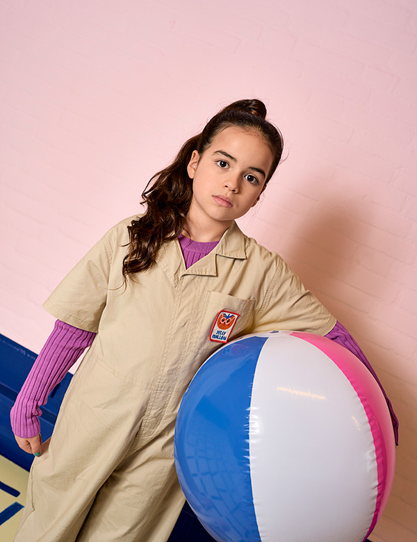 Kinderlijk model met bruin haar Aylin.