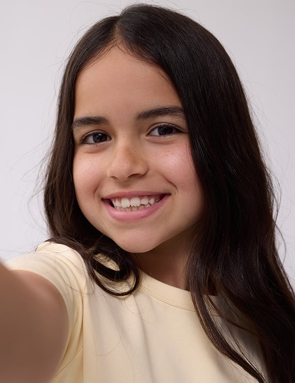 Meisjes kindermodel met lang, donker haar aylin.