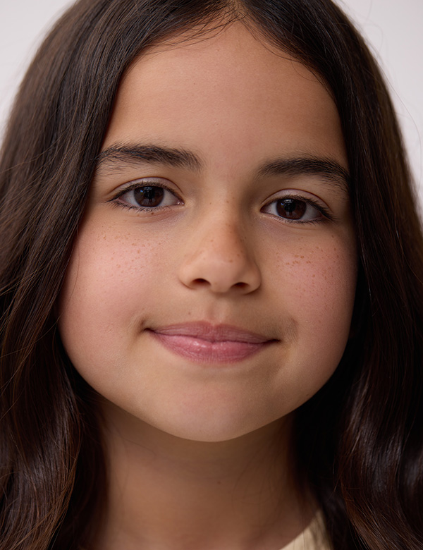 meisjes kindermodel met lang, donker haar Aylin.
