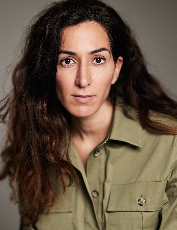 Vrouwelijk model met bruin haar aysegul.