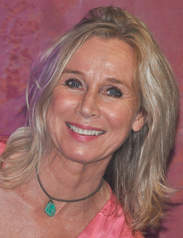 Vrouwelijk model blond haar babs
