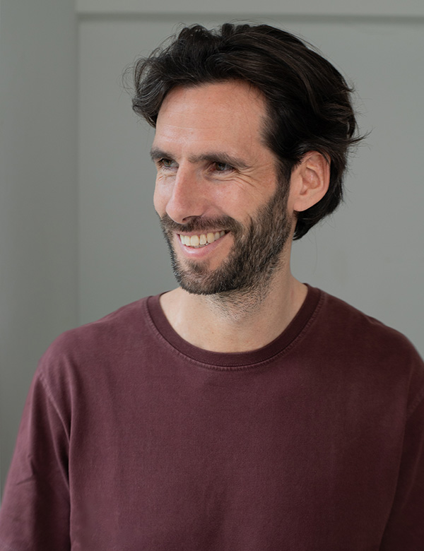 Mannelijk model met bruin haar Bas