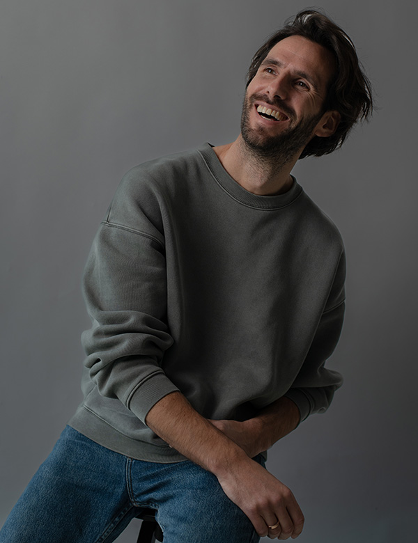 Mannelijk model met bruin haar Bas