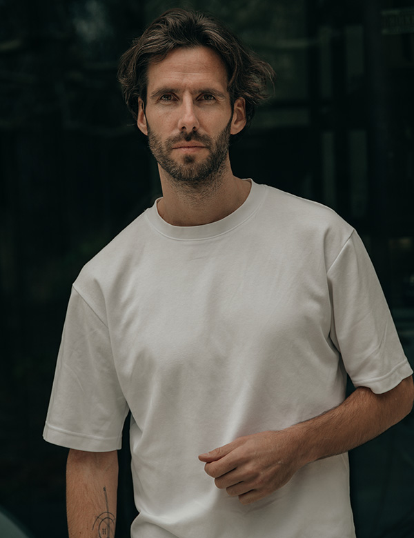 Mannelijk model met bruin haar Bas