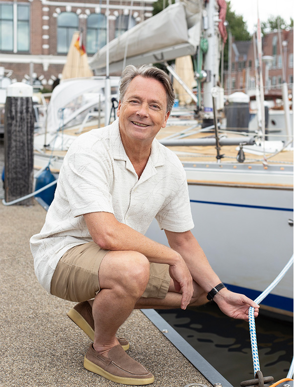 Seniorenmodel met bruin-grijs haar Bas Oo.