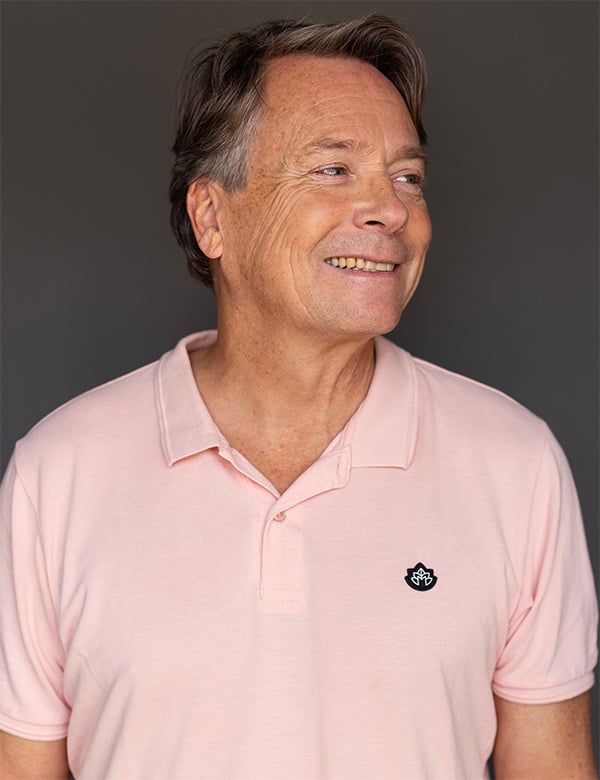 Seniorenmodel met bruin-grijs haar Bas Oo.