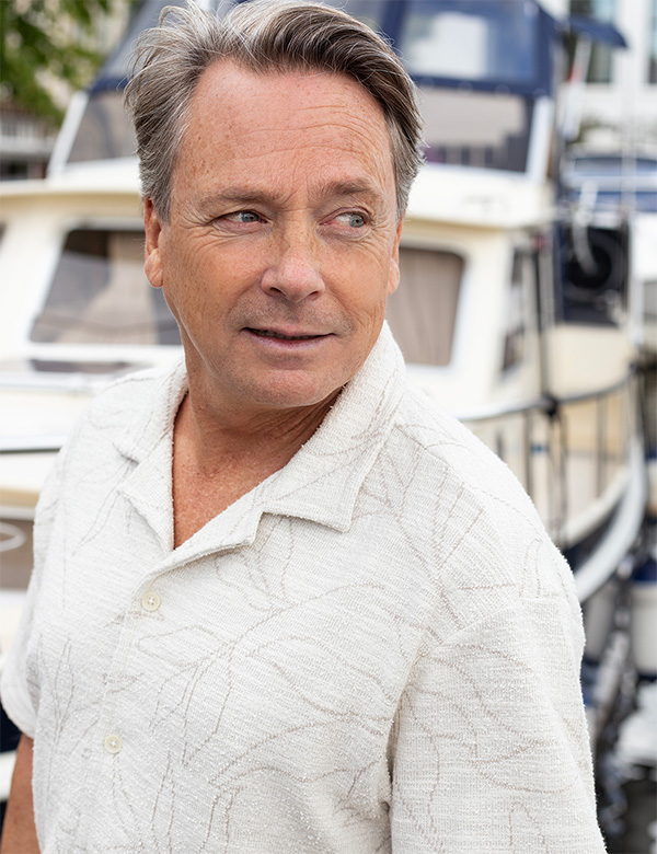 Seniorenmodel met bruin-grijs haar Bas Oo.