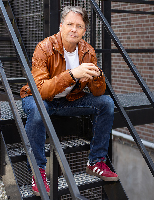 Seniorenmodel met bruin-grijs haar Bas Oo.