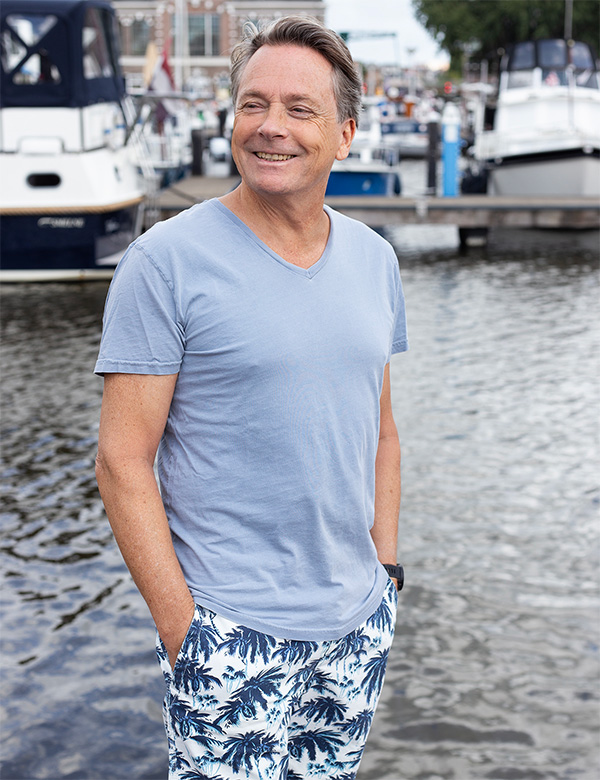 Seniorenmodel met bruin-grijs haar Bas Oo.