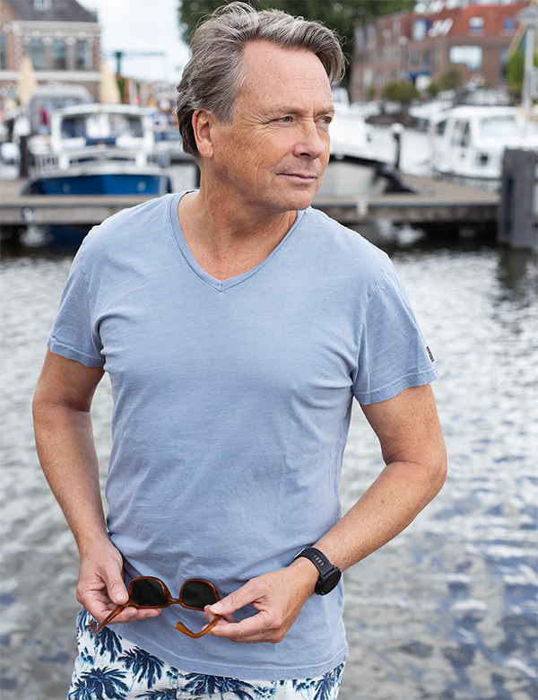 Seniorenmodel met bruin-grijs haar Bas Oo.