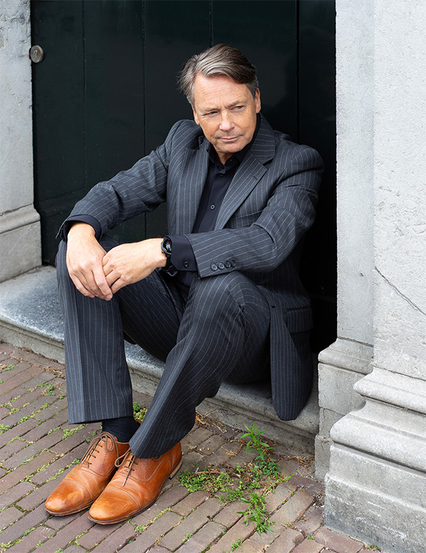 Seniorenmodel met bruin-grijs haar Bas Oo.