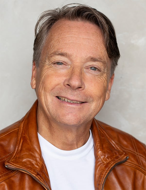 Seniorenmodel met bruin-grijs haar bas oo.