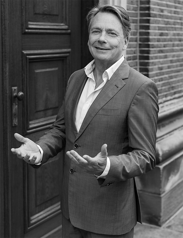 Seniorenmodel met bruin-grijs haar Bas Oo.