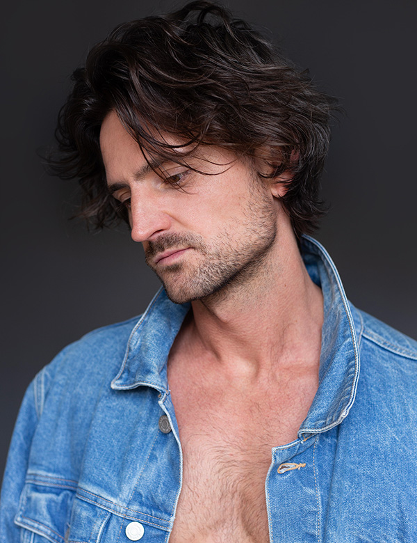 Mannelijk model met bruin haar Bas Ot.