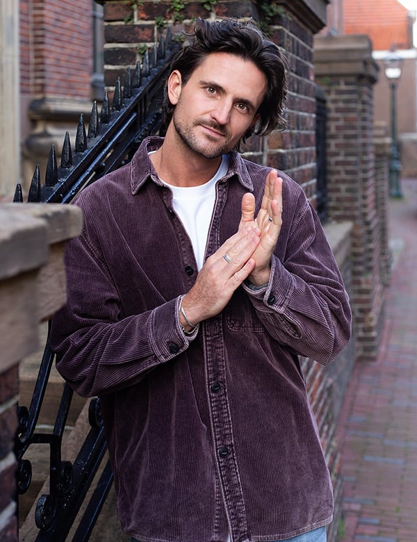 Mannelijk model met bruin haar Bas Ot.