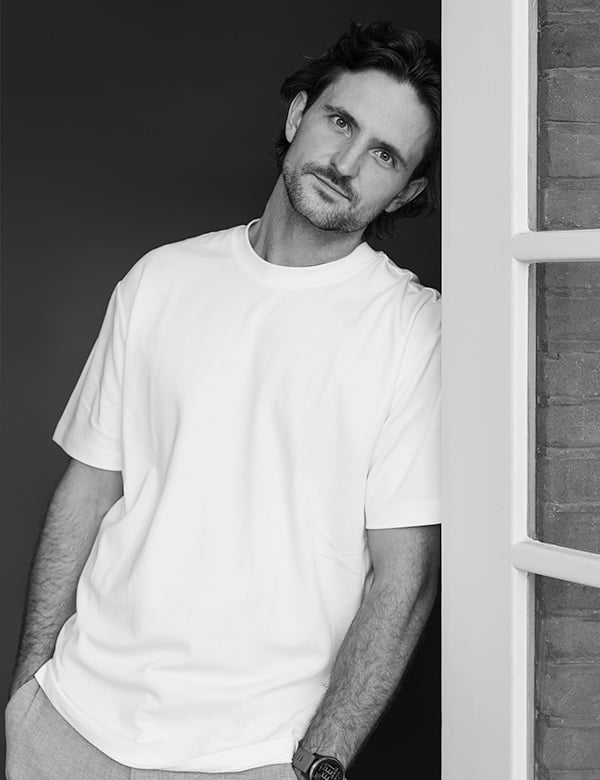 Mannelijk model met bruin haar Bas Ot.