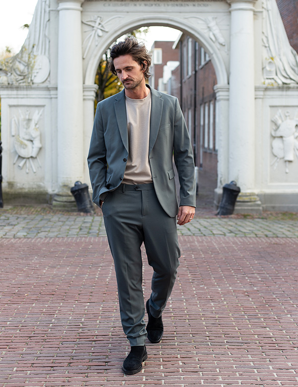 Mannelijk model met bruin haar Bas Ot.