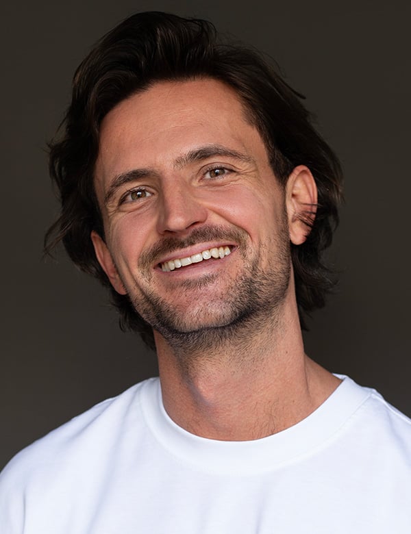 Mannelijk model met bruin haar bas ot.