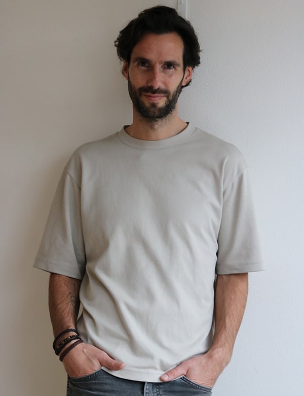 Mannelijk model met kort bruin haar Bas Z.
