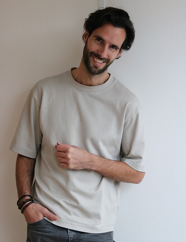Mannelijk model met kort bruin haar Bas Z.