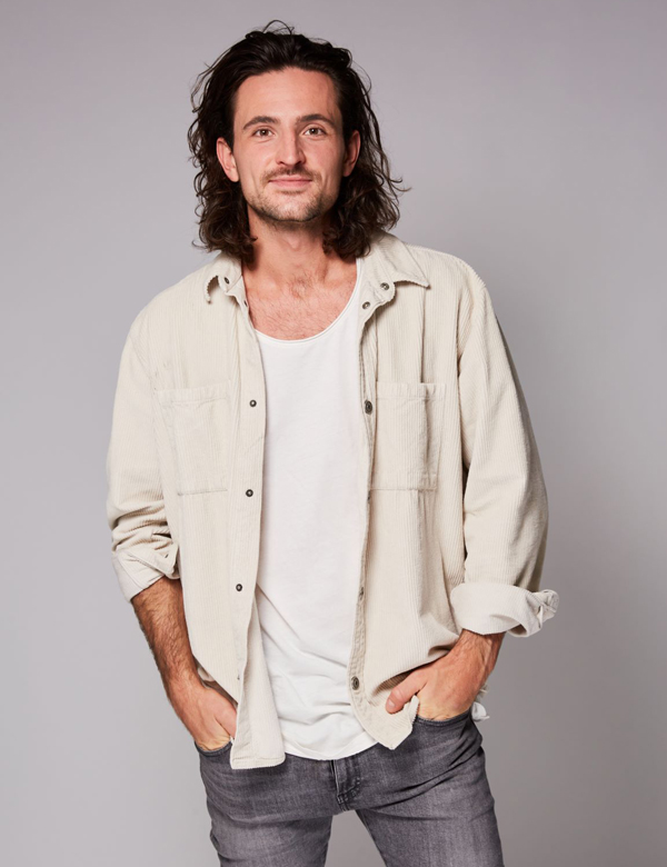 Mannelijk model met bruin haar Bas
