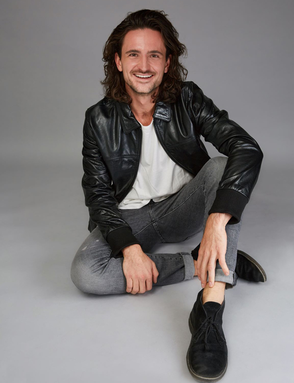 Mannelijk model met bruin haar Bas
