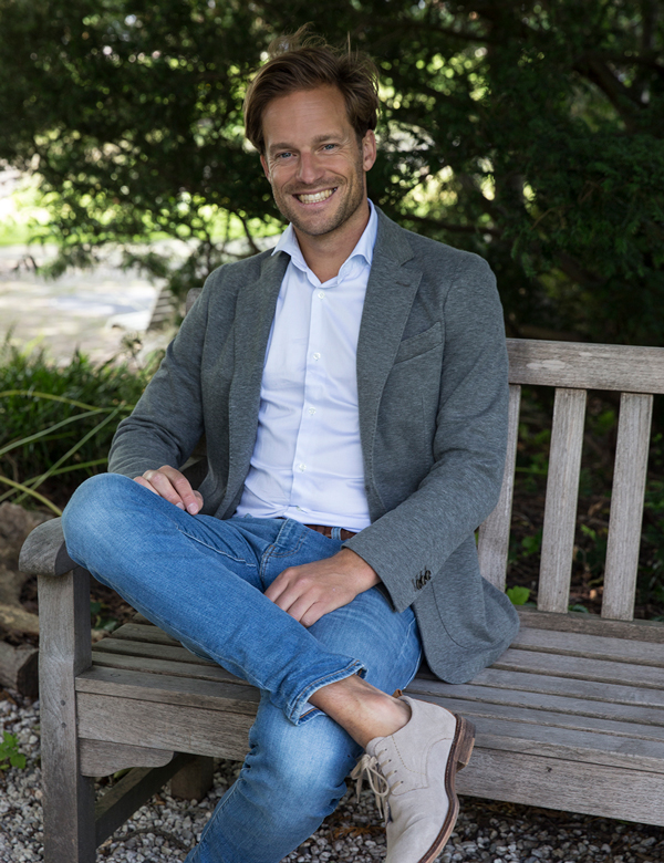 Mannelijk model met blond haar Bas