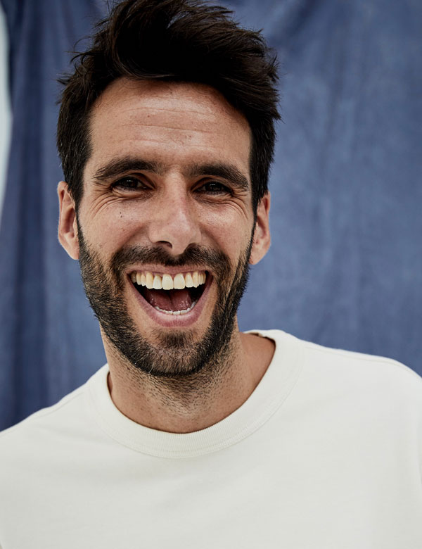 Mannelijk model met bruin haar bas