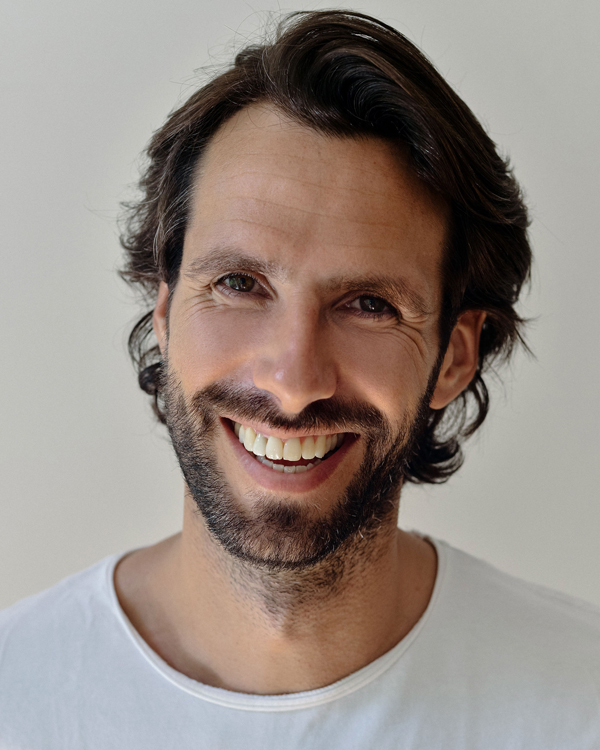 Mannelijk model met donkerbruin haar bas z.