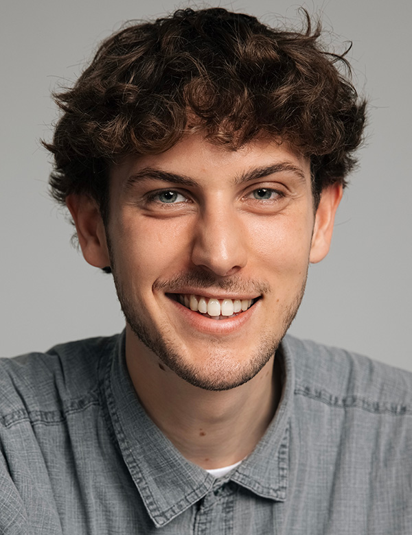 Mannelijk model met bruin haar bauke bo.