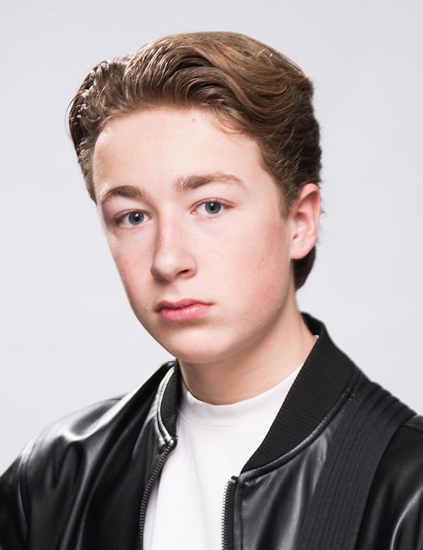 Model Kindermodel met kort donkerblond haar beau l.