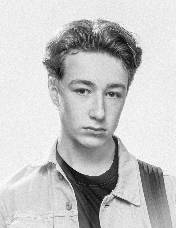 Kindermodel met kort donkerblond haar Beau L.
