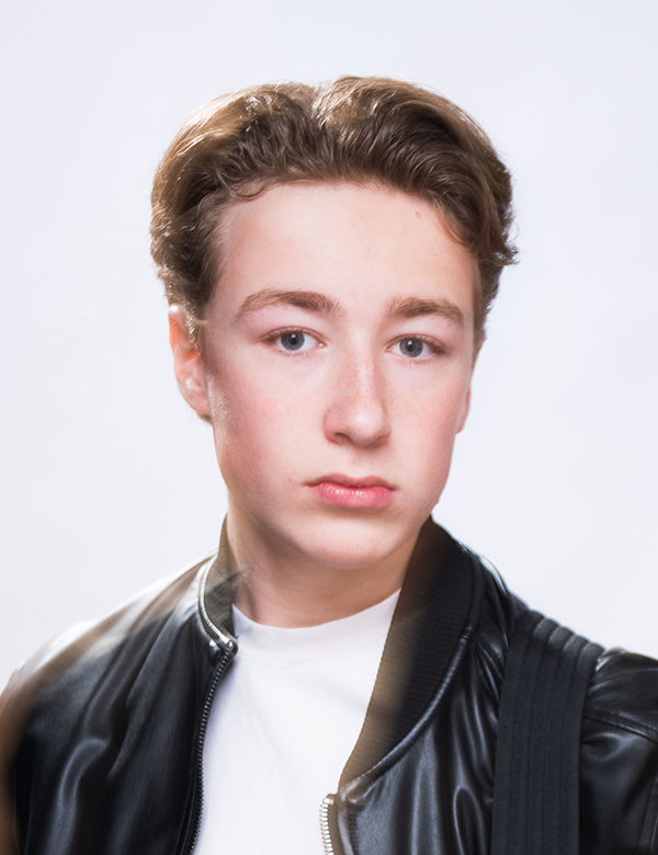Kindermodel met kort donkerblond haar Beau L.
