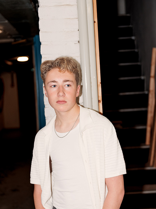 Tienermodel met kort blond haar Beau Lenny S.