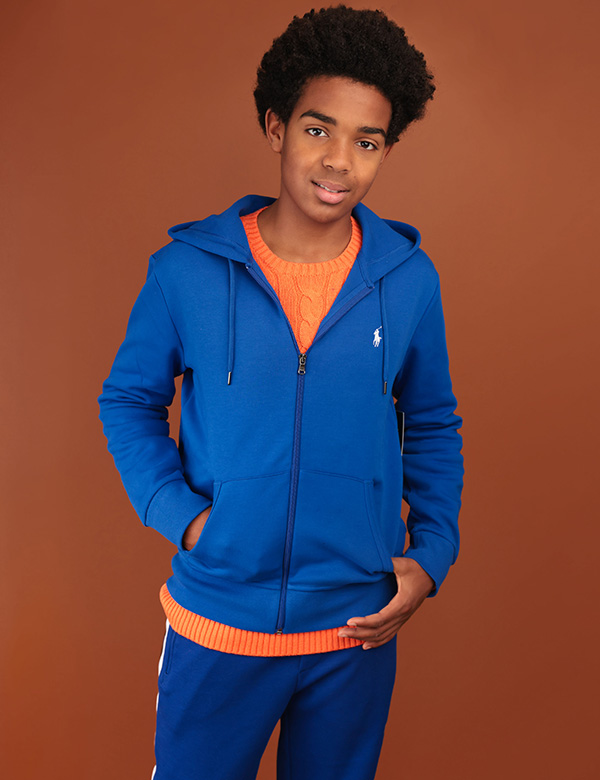 kindermodel met donker kroes haar Benjamin Az.