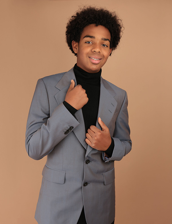kindermodel met donker kroes haar Benjamin Az.