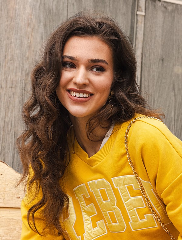 Model Benthe is een vrouwelijk model met bruin haar en bruine ogen