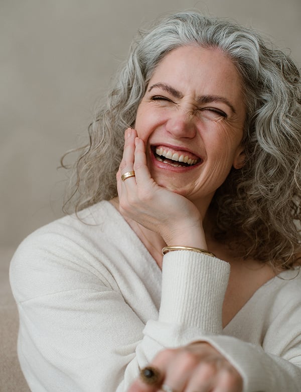 vrouwelijk model met grijze krullen Bianca G.