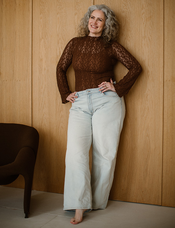 vrouwelijk model met grijze krullen Bianca G.