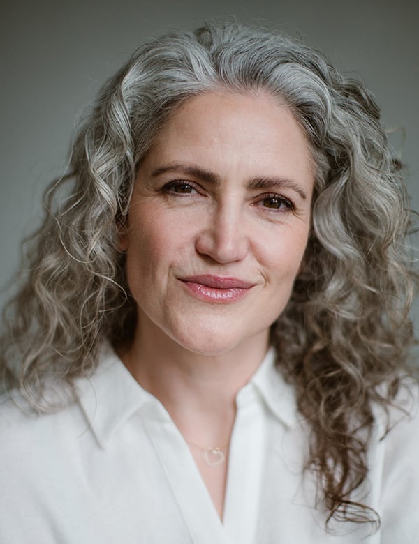 Vrouwelijk model met grijze krullen bianca g.