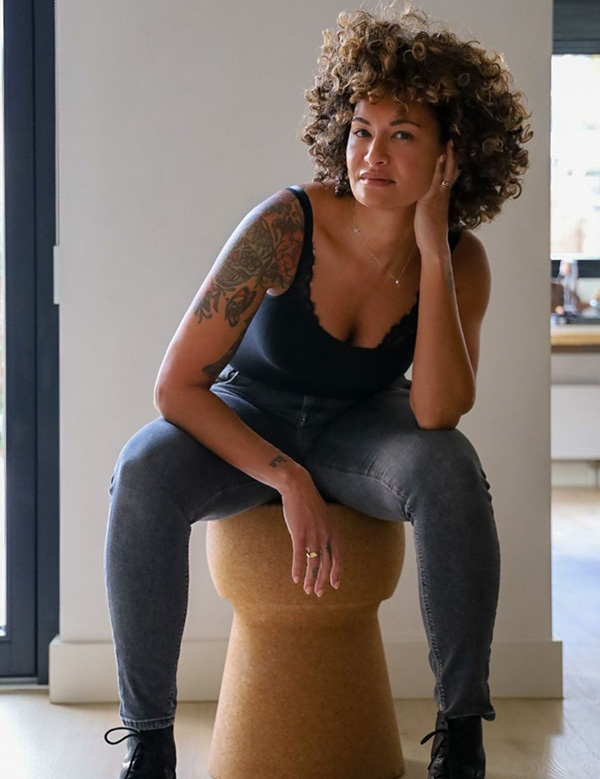 Vrouwelijk model krullend haar Birgitta