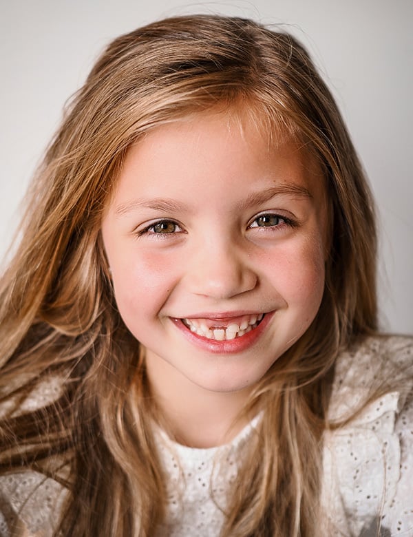 Kindermodel met blond haar bo