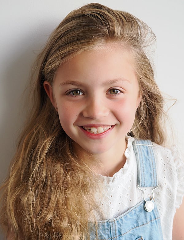 Kindermodel met blond haar bo