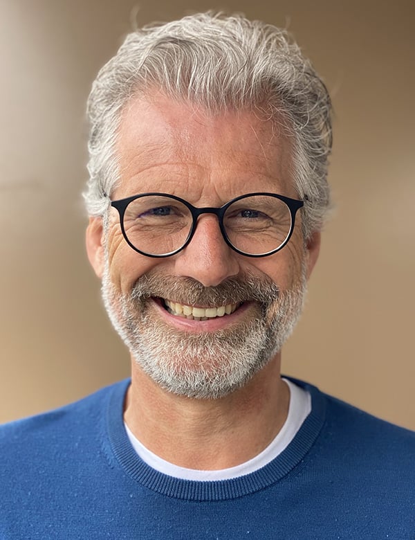 Mannelijk model met grijs haar bob l.