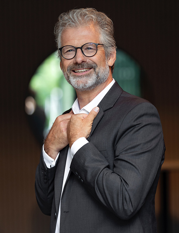 Mannelijk model met grijs haar Bob L.