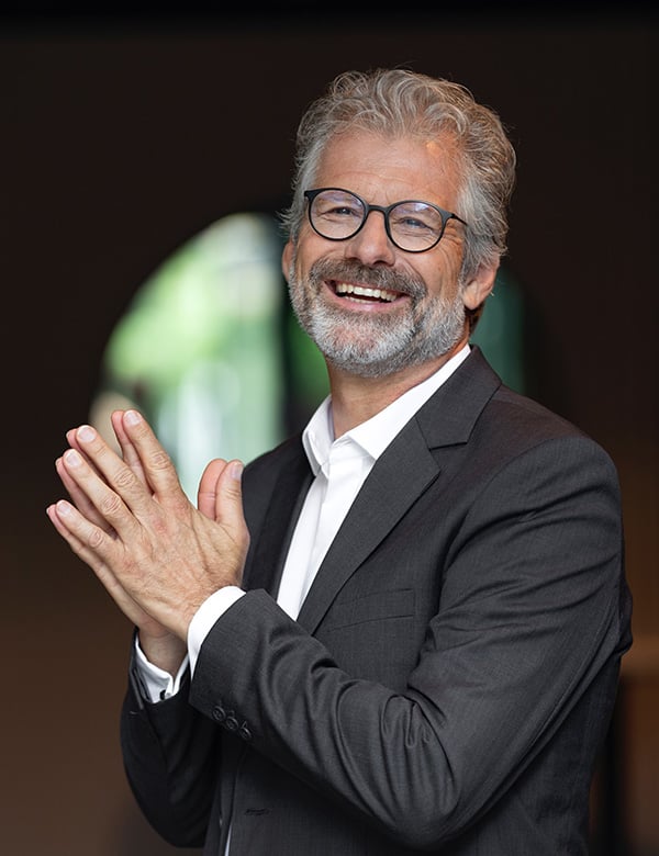 mannelijk model met kort grijs haar en een baard Bob L.