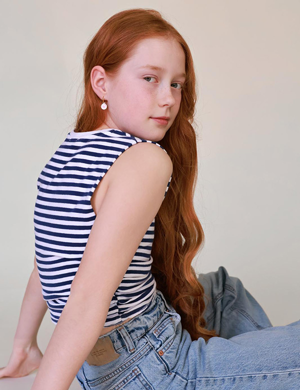 Kinder model met lang rood haar Bobbi V.