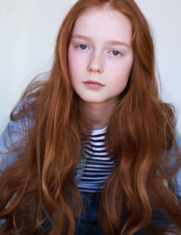 Kinder model met lang rood haar Bobbi V.