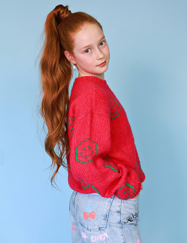 Kinder model met lang rood haar Bobbi V.